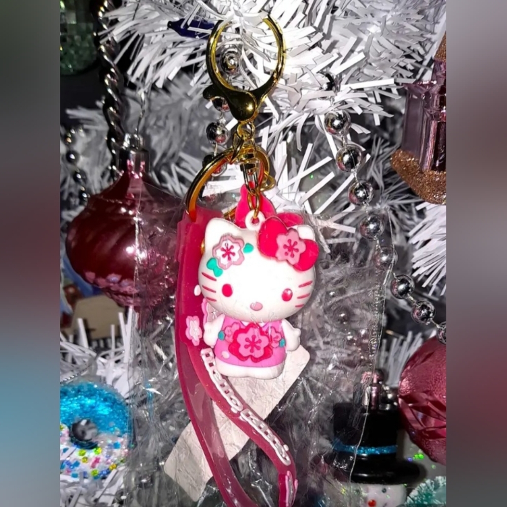 Hello Kitty Keychain - Picture 7 of 7